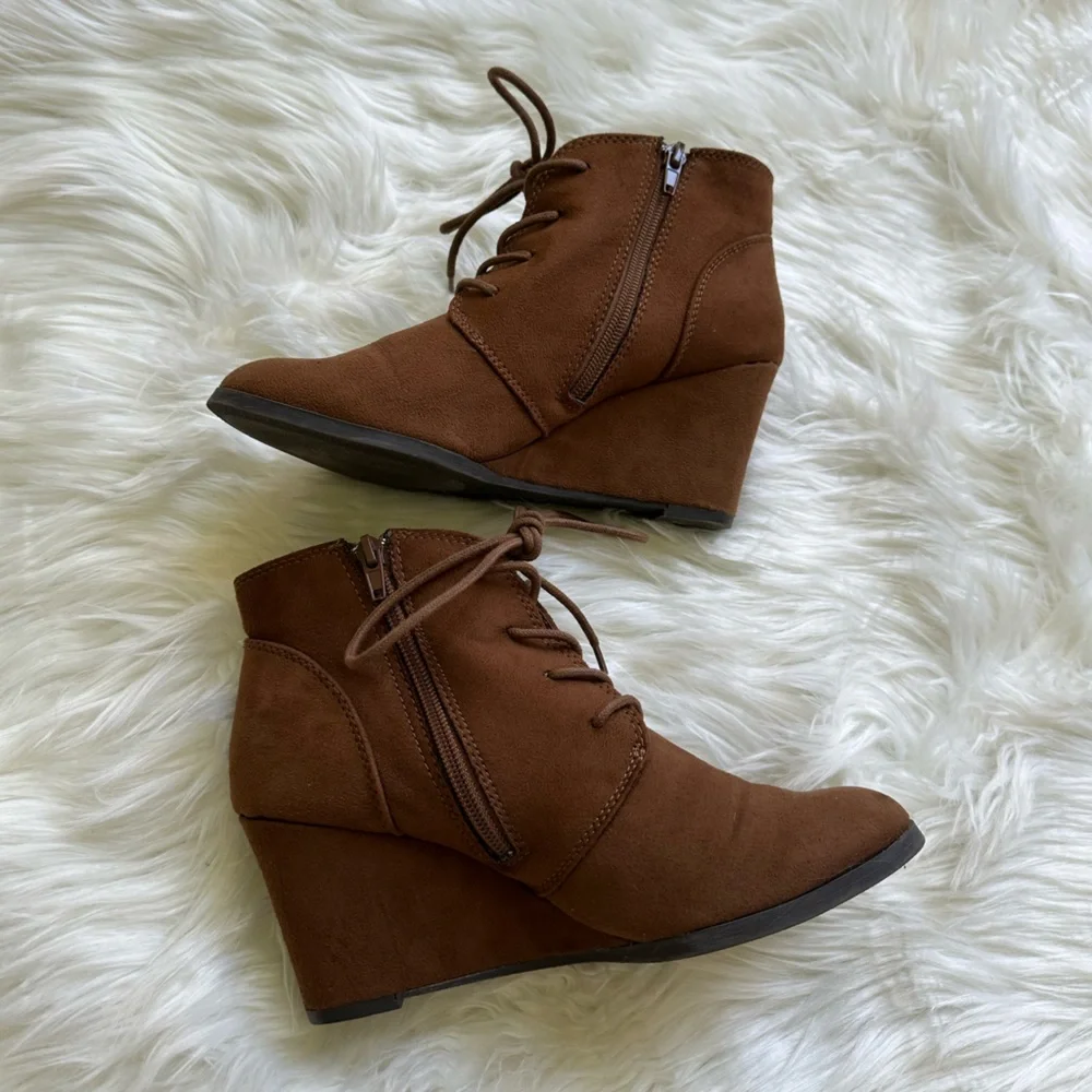 American Rag size 8 faux suede tan wedge heel booties cute